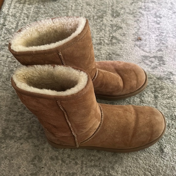 CLASSIC SHORT II UGG BOOTS- SIZE 9 (WOMENS) - Picture 2 of 7